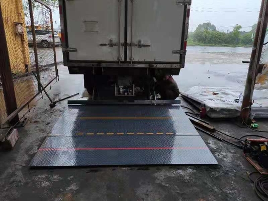 Xe tải gắn đuôi nâng để tải và dỡ hàng hóa