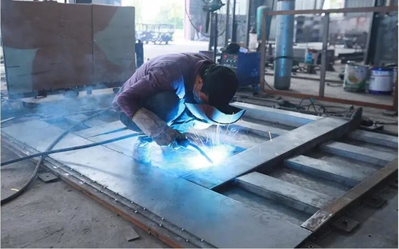 Xe tải gắn đuôi nâng để tải và dỡ hàng hóa