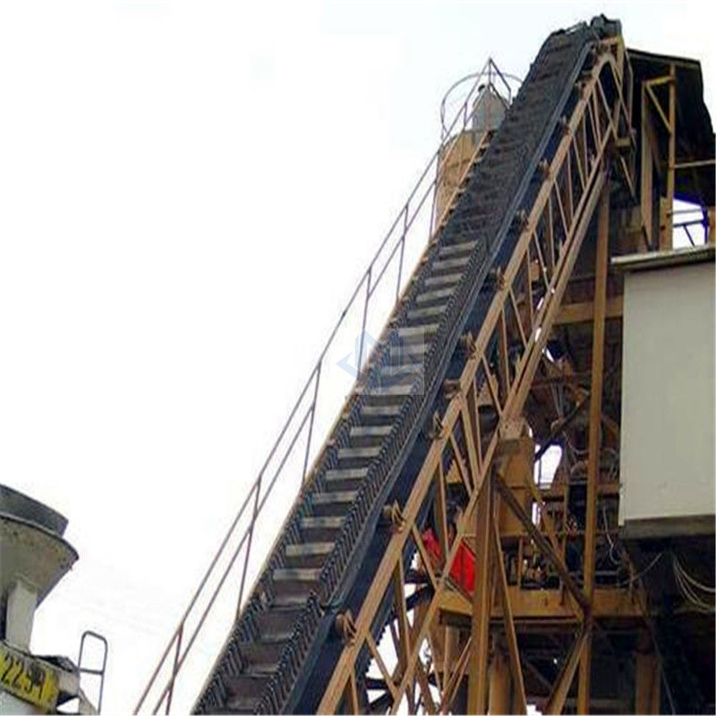 Hệ thống băng tải gầu có góc nghiêng cao được thiết kế riêng để xử lý vật liệu số lượng lớn